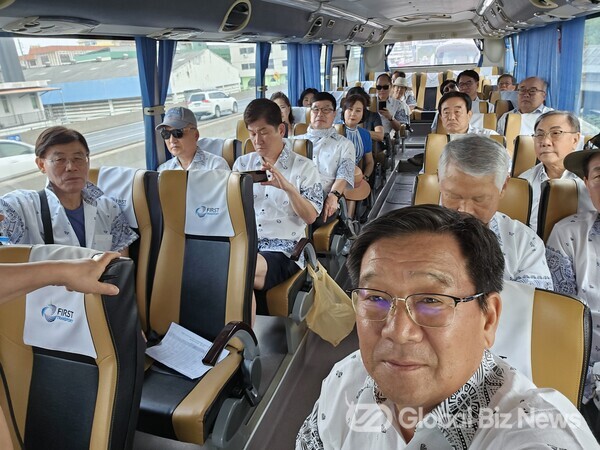 버스에서 탑승한 회장들이  총회 결의문 채택을 논의하고 있다. 