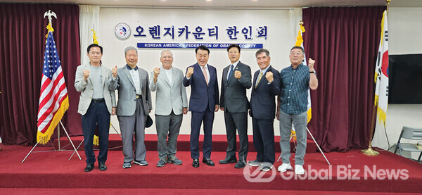 세계한인회총연합회’의 고상구 회장 후보가 지난 5일 가든그로브 한인타운에 있는 한인회관을 방문했다. 고 후보(왼쪽 4번째)와 조봉남 OC 한인회장(왼쪽 3번째) 등 관계자들이 파이팅을 외치고 있다.